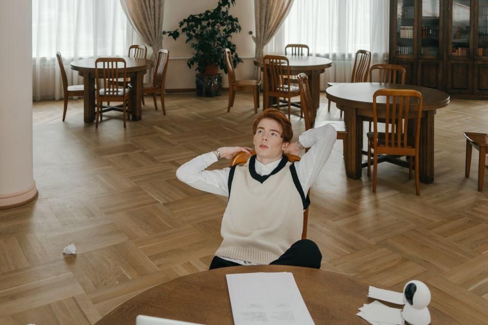 ilustrasi bersandar di kursi (pexels.com/Mikhail Nilov)