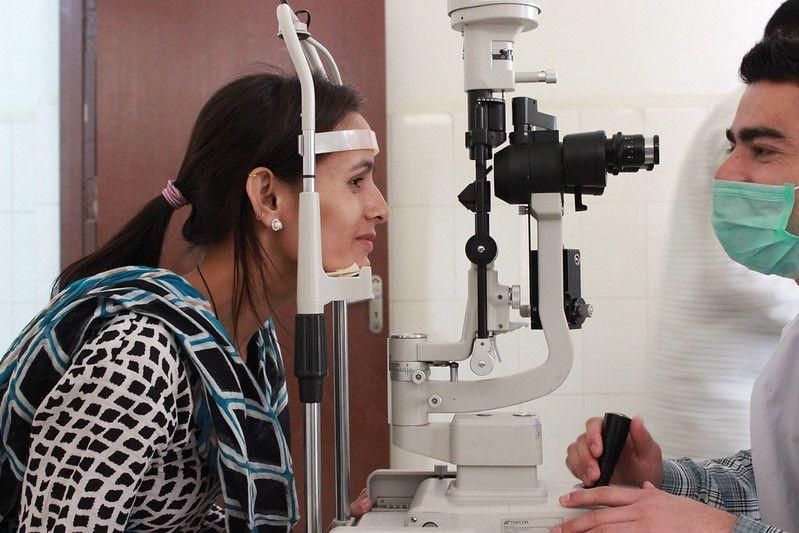 ilustrasi pemeriksaan mata dengan slit lamp oleh dokter spesialis mata (flickr.com/IAPB/VISION 2020/Dr. Bikram Bahadur Thapa)