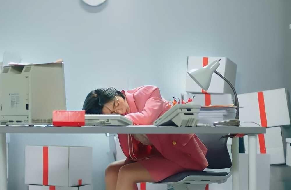 10 Lagu KPop yang Relatable bagi Pekerja, Luapkan Rasa Lelah