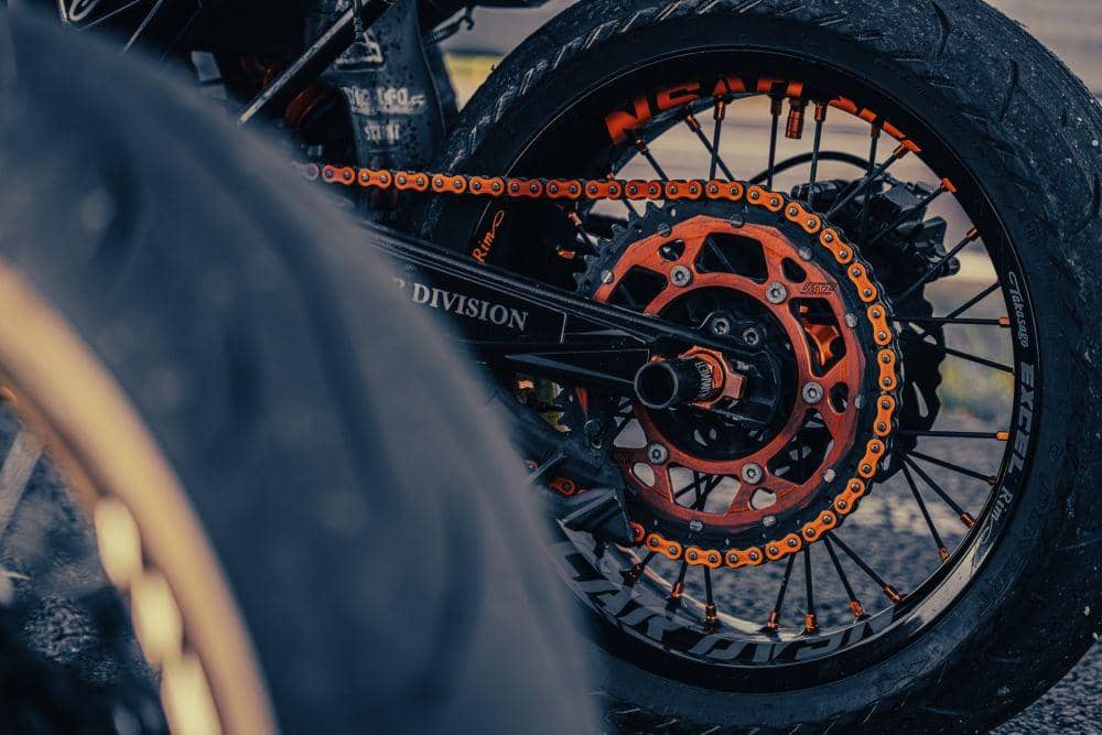 Bolehkah Menggunakan Ban Tubeless pada Velg Jari-jari Motor?
