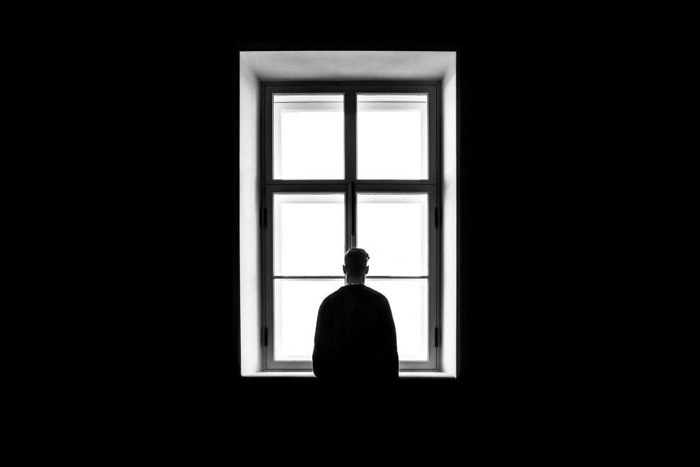 ilustrasi siluet laki-laki (unsplash.com/Sasha Freemind)