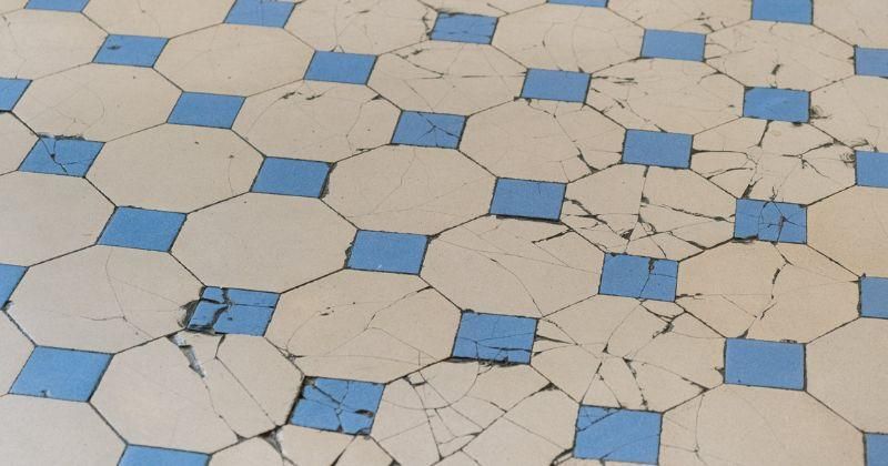 9 Penyebab Lantai Keramik Pecah, Pernah Terendam Air