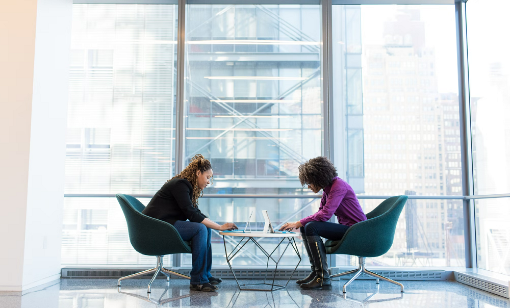 ilustrasi duduk bungkuk (unsplash.com/Christina @ wocintechchat.com)