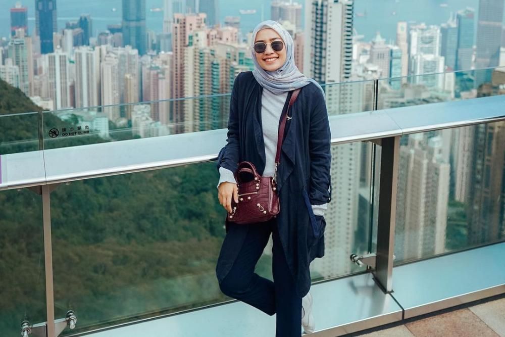 9 Warna Jilbab yang Cocok dengan Baju Biru Dongker