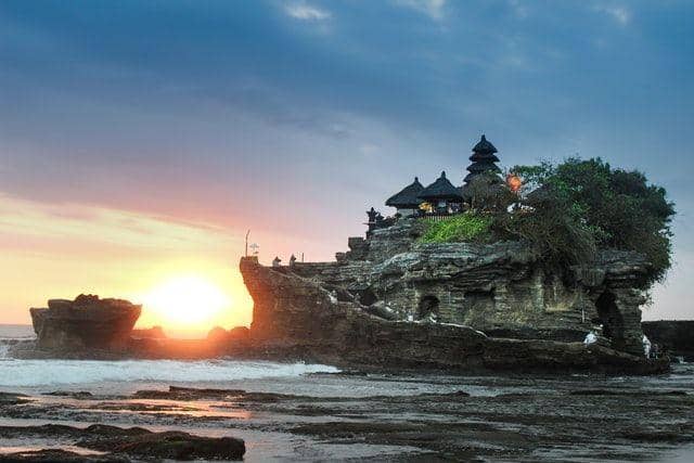 Potret Pantai Tanah Lot, Bali (unsplash.com/harrykessell)