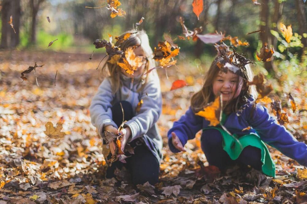 ilustrasi anak main dengan teman (pexels.com/Michael Morse)