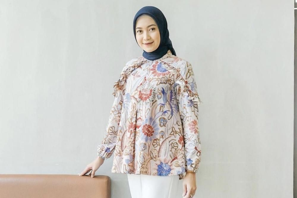 17 Model Baju Batik Kerja Perempuan Berhijab yang Elegan