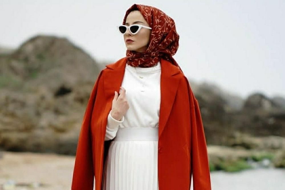 Baju Merah Cocok dengan Jilbab Warna Apa? Ini 14 Rekomendasinya