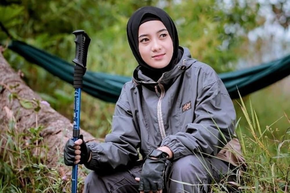 16 Outfit Naik Gunung Wanita Hijab yang Simpel tapi Keren