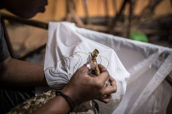 Ilustrasi proses pembuatan batik Solo (pexels/Rizky Rafael)