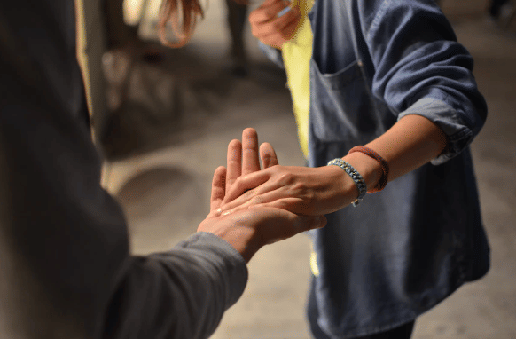 ilustrasi tulus membantu (Unsplash.com/Remi Walle)