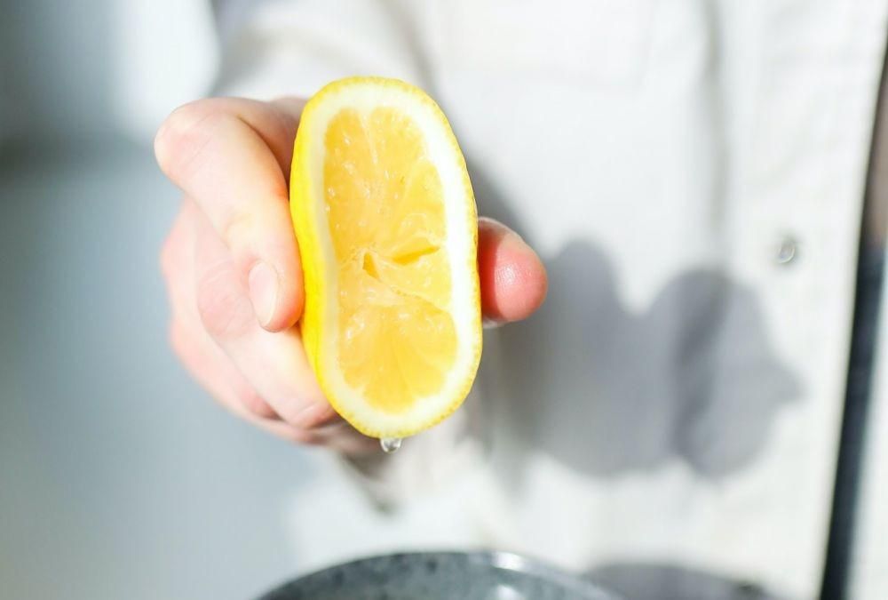 ilustrasi memeras lemon (pexels.com/Polina Tankilevitch)