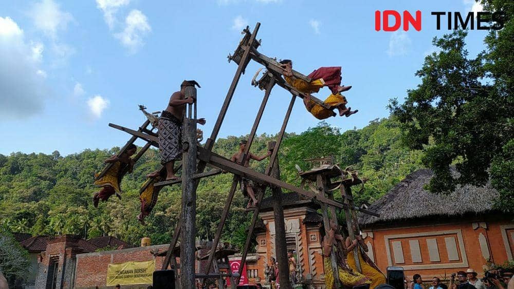 Tradisi Perang Pandan di Tenganan, Kabupaten Karangasem. (IDN Times/Irma Yudistirani)
