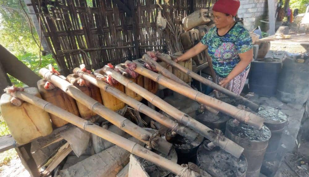 Proses pembuatan arak di Dusun Merita. (YouTube.com/Tresna Channel)