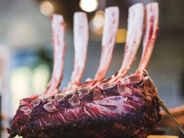 ilustrasi tulang iga kambing (pexels.com/Engin Akyurt)