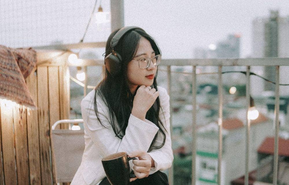 ilustrasi seseorang yang sedang mendengarkan lagu galau (pexels.com/EGO AGENCY)