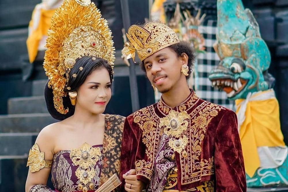 9 Potret Kisah Cinta Raim Laode dan Istri, Lagunya Viral! | Popbela.com