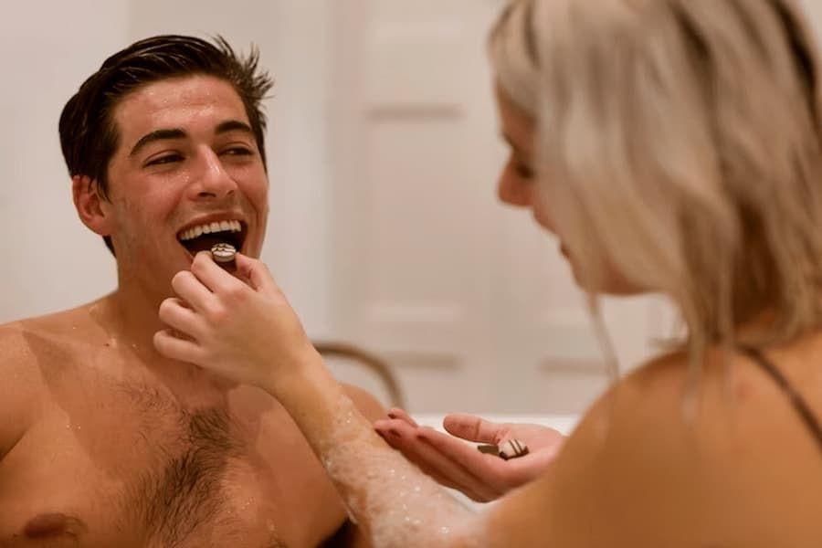 Boa konstriktori ayolni yeydi (porno)