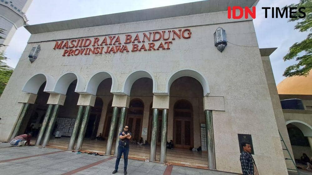 Masjid Raya Bandung (IDN Times/Azzis Zulkhairil)