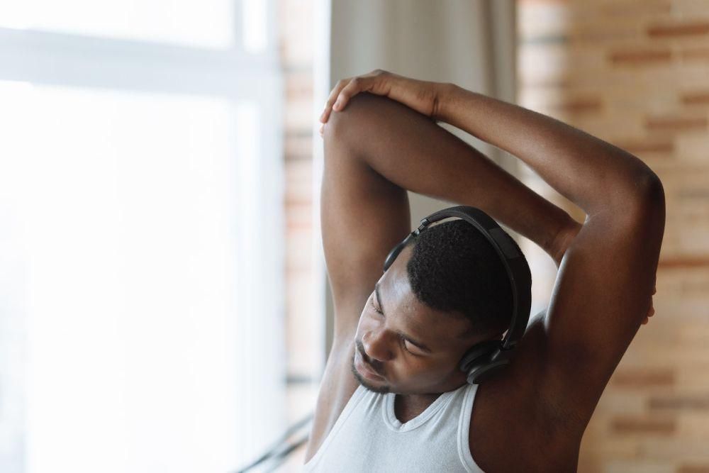 ilustrasi mendengarkan musik saat olahraga (pexels.com/Thirdman)