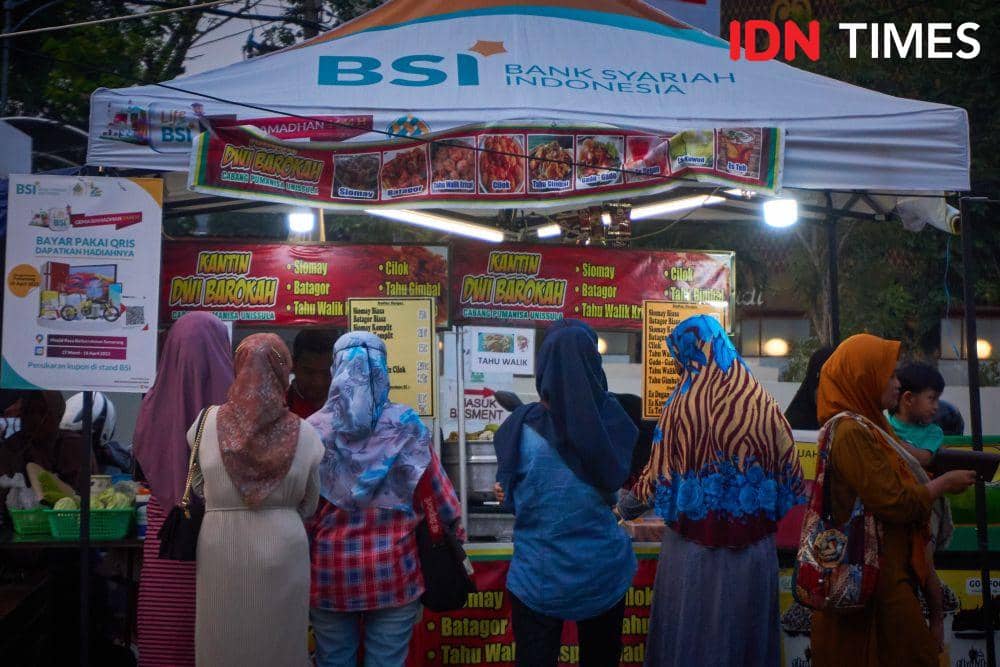 Suasana ngabuburit di halaman Masjid Baiturahman Semarang, Selasa (18/4/2023) (IDN Times/Dhana Kencana)