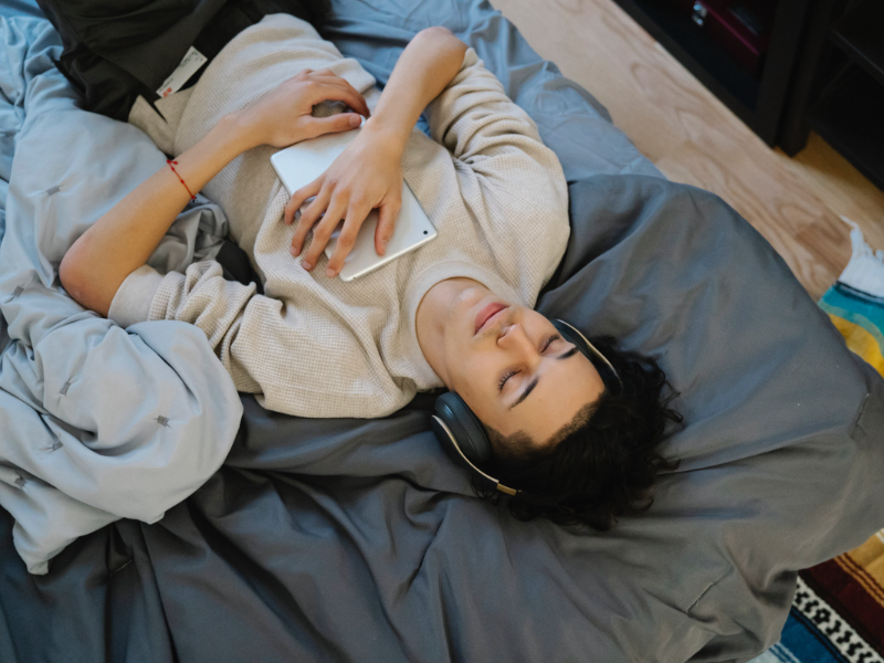 ilustrasi tidur sambil mendengarkan musik (pexels.com/Eren Li)