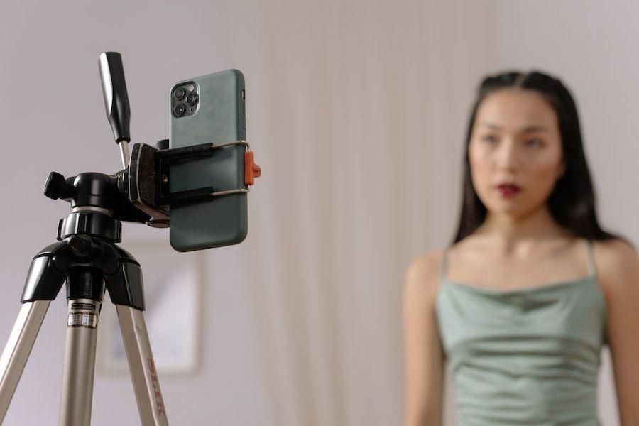 7 Rekomendasi Tripod HP Terbaik, Siap Dipakai Ngonten