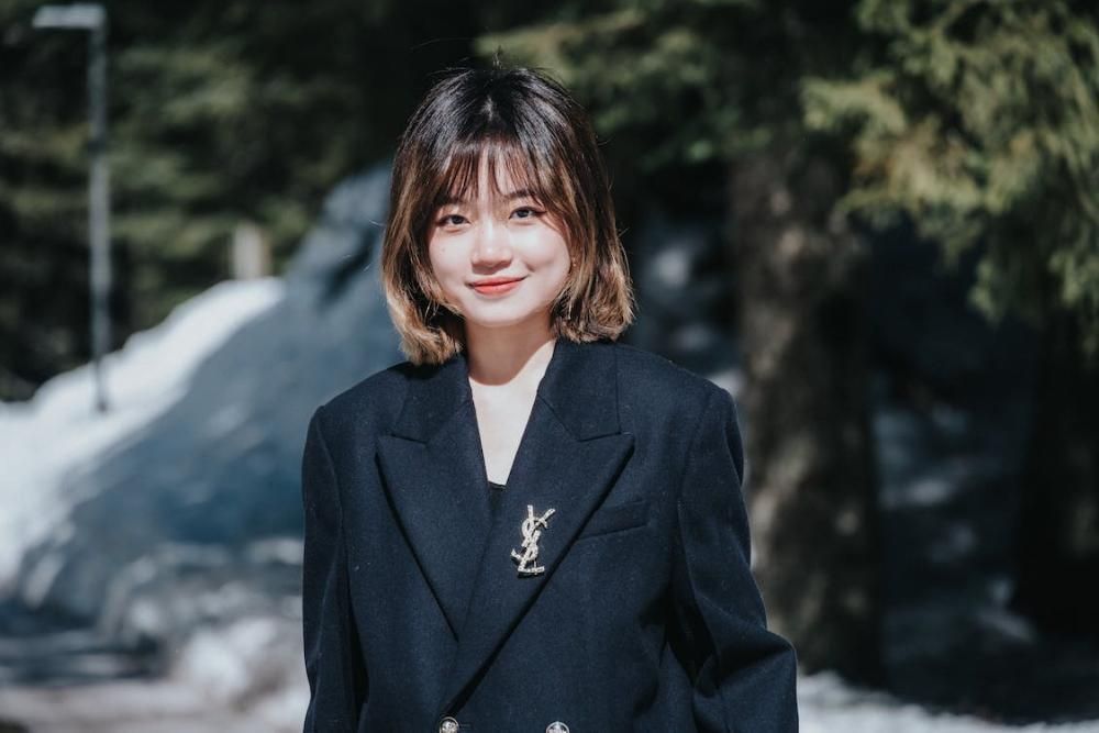 10 OOTD Blazer Hitam dari Kasual Sampai Formal, Stylish!