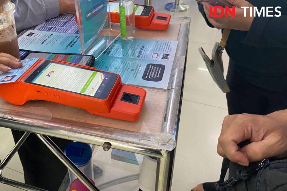 Proses registrasi Face Recognition Boarding Gate untuk penumpang kereta api jarak jauh (KAJJ) di Stasiun Bandung. (IDN Times/Vadhia Lidyana)