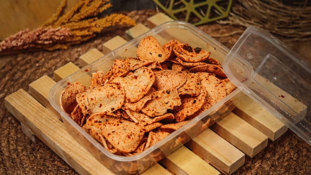 Keripik basreng dalam wadah kedap udara (pexels.com/Meggy Kadam Aryanto)