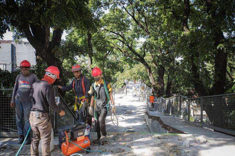 Proses pembangunan skywalk teras cihampelas di Bandung, Jawa Barat. (dok. jabarprov.go.id)
