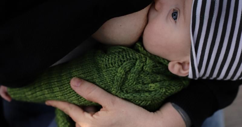 7 Cara Mengatasi Bayi yang Suka Mengigit Puting saat Menyusui