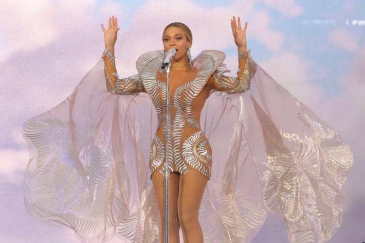 Beyoncé Bak Makhluk Luar Angkasa dengan Gaun Iris van Herpen | Popbela.com