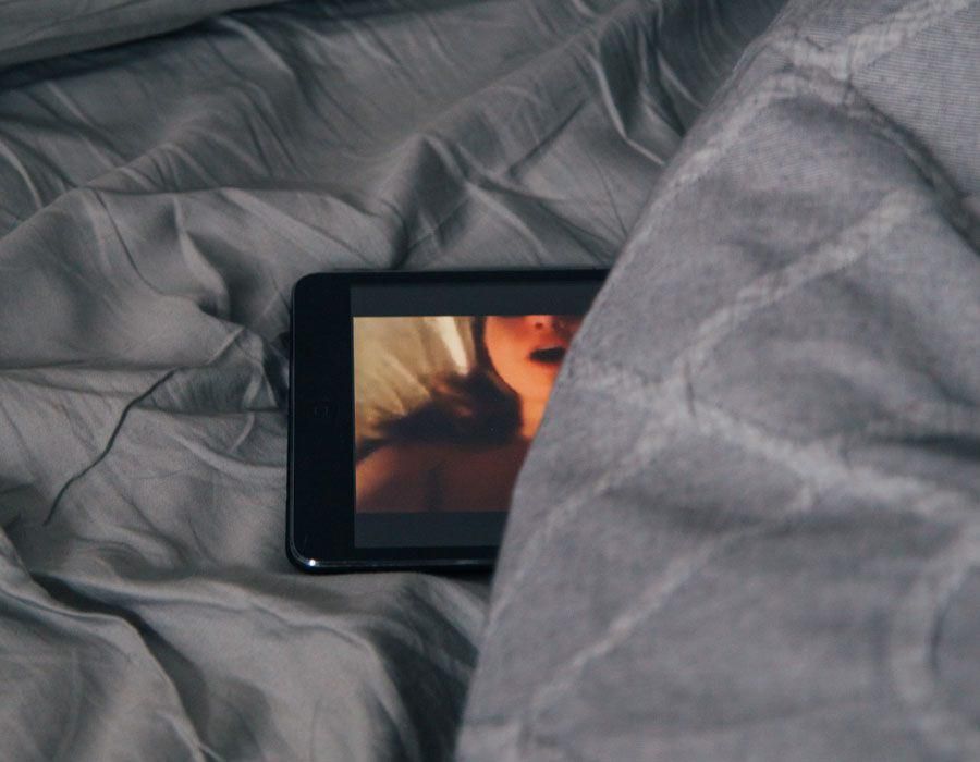 Sering Nonton Film Porno? Ini 5 Dampak Buruk Terhadap Otak