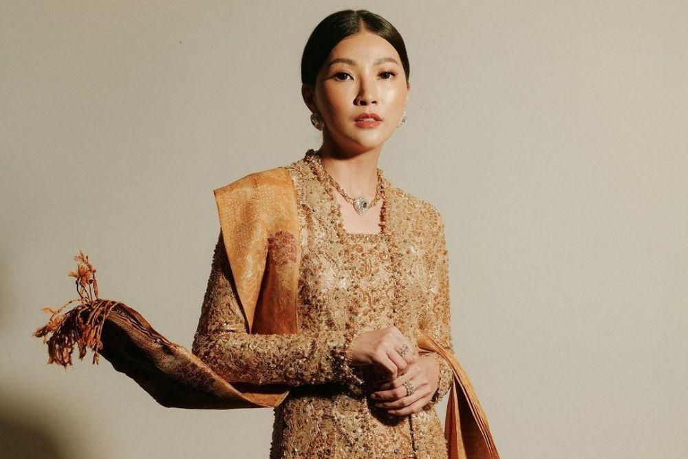 10 Model Kebaya Brokat a la Selebriti Indonesia yang Menawan