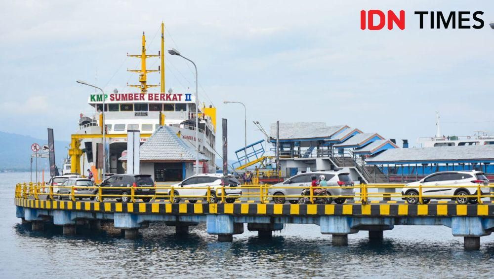 Suasana penyeberangan di pelabuhan Ketapang Banyuwangi. (IDN Times/ Agung Sedana)