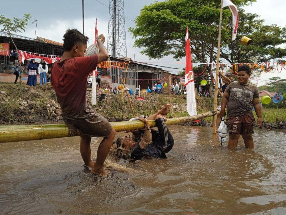 Lomba Pukul Bantal (Pexels.com/Yaomil Akbar)