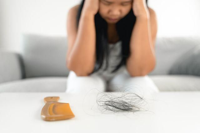 ilustrasi rambut menipis karena rontok (vecteezy.com/Suriyawut Suriya)