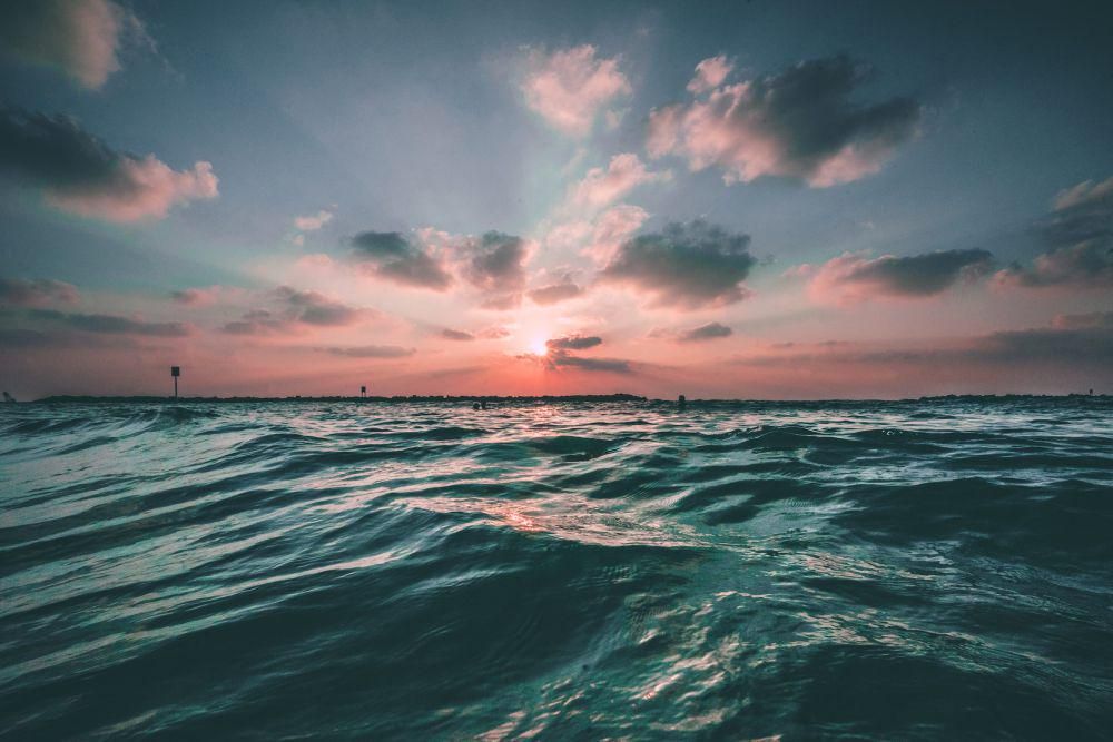 ilustrasi laut (unsplash.com/@jbcreate_)