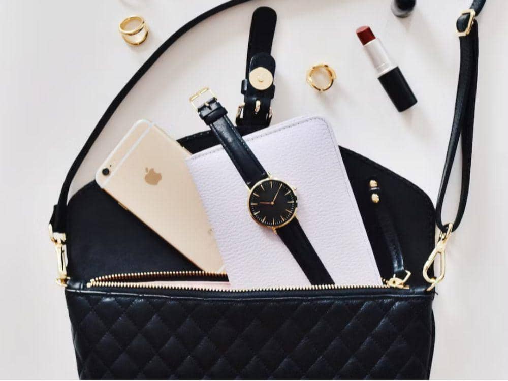 Ilustrasi isi tas(unsplash.com/@stilclassis)
