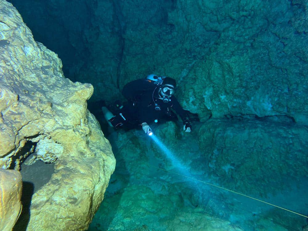 ilustrasi cave diving (pexels.com/Francisco Davids)