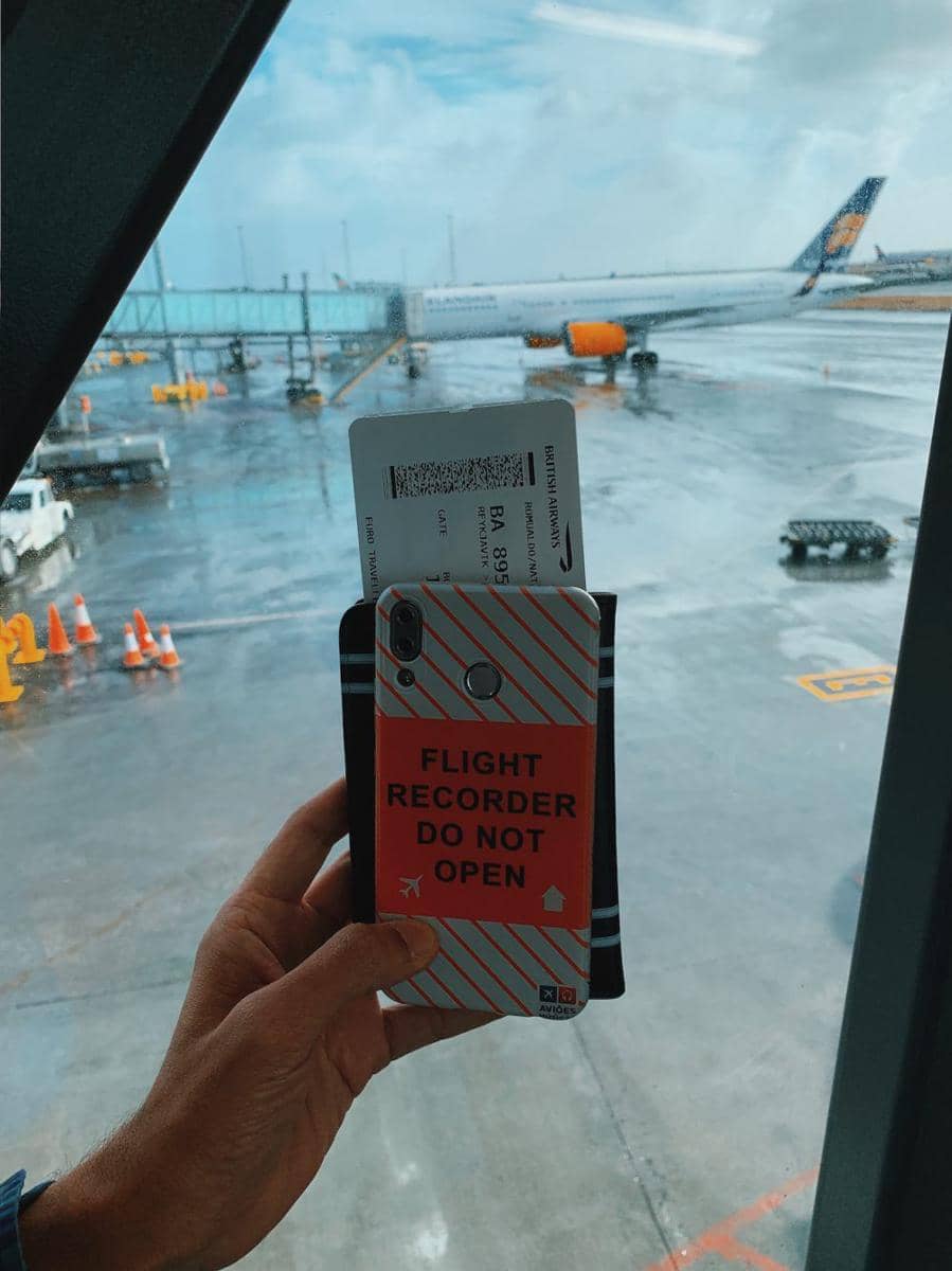 ilustrasi tangan memegang boarding pass (pexels.com/Natã Romualdo)