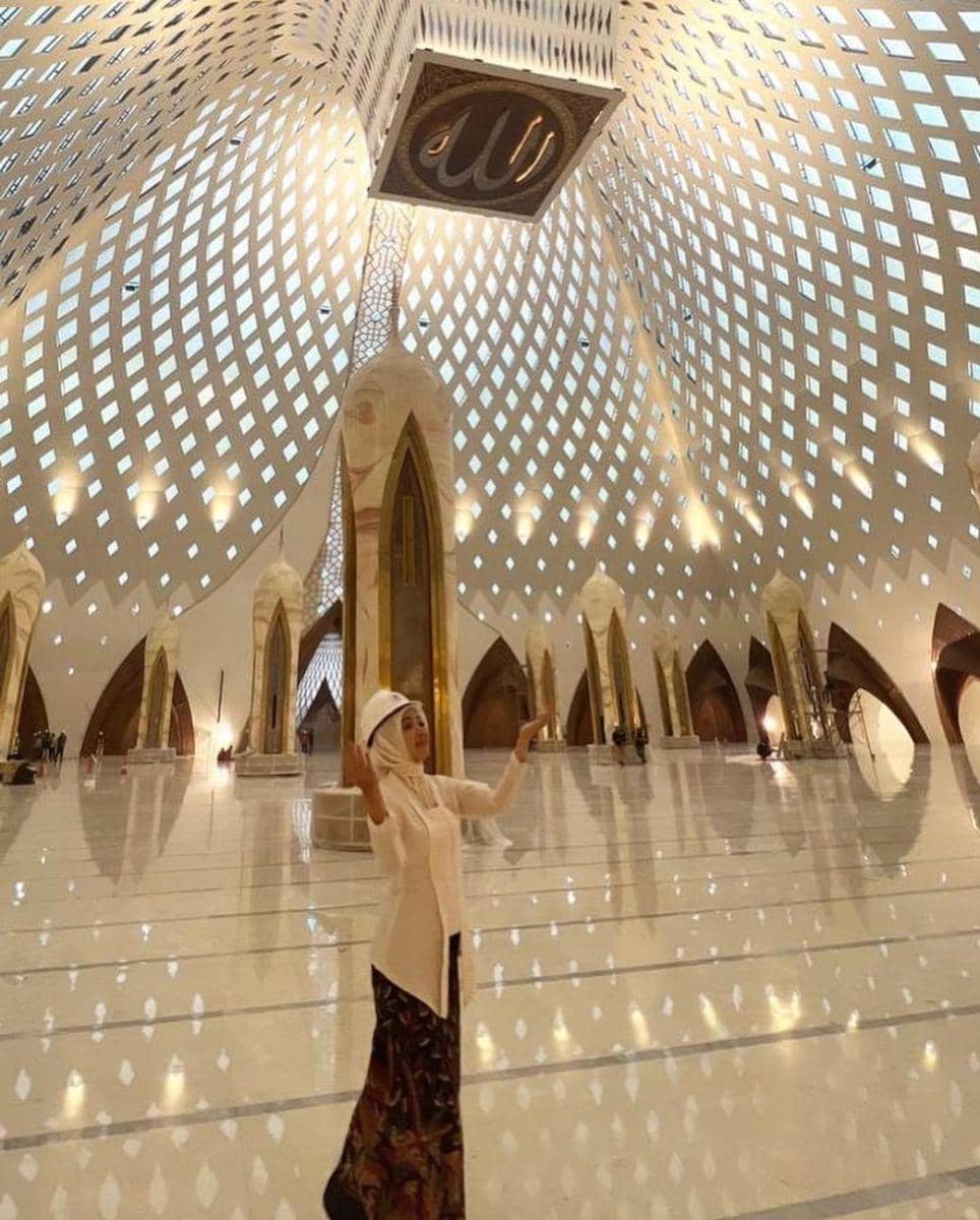 Ruang shalat utama Masjid Raya Al Jabbar (instagram.com/ataliapr)