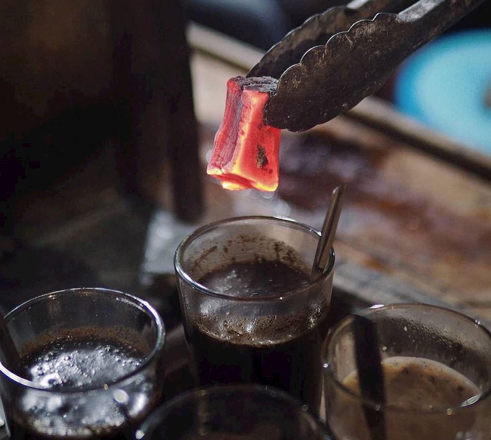 Potret kopi joss khas Yogyakarta (tasteatlas.com)