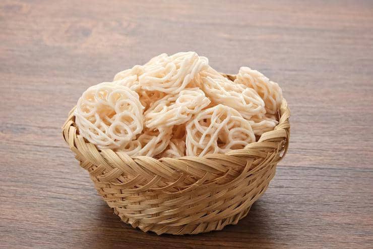 ilustrasi kerupuk mawar untuk seblak (Freepik.com/ tyasindayanti)