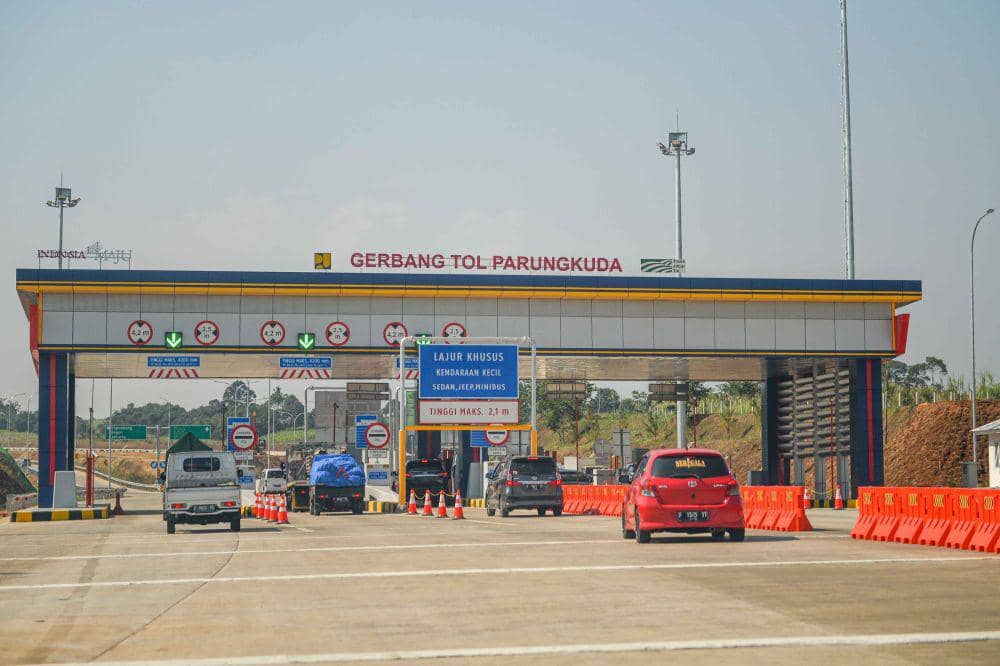 Kendaraan memasuki pintu masuk Parungkuda di Ruas Jalan Tol Bogor-Ciawi-Sukabumi (Bocimi) di Cibadak, Kabupaten Sukabumi, Jawa Barat, Jumat (11/8/2023). (ANTARA FOTO/Raisan Al Farisi)