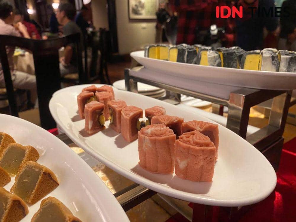 Menyantap mooncake di Tang Palace JW Marriott Surabaya (IDN Times/Fina Wahibatun Nisa)