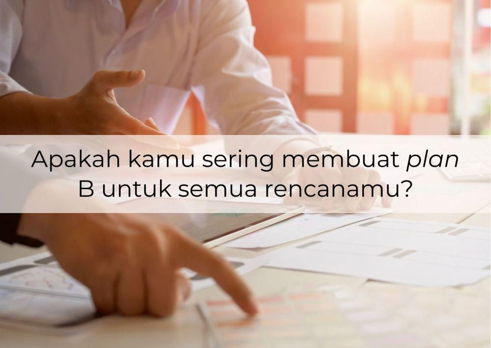 Qiz qora prezervativ qoyadi