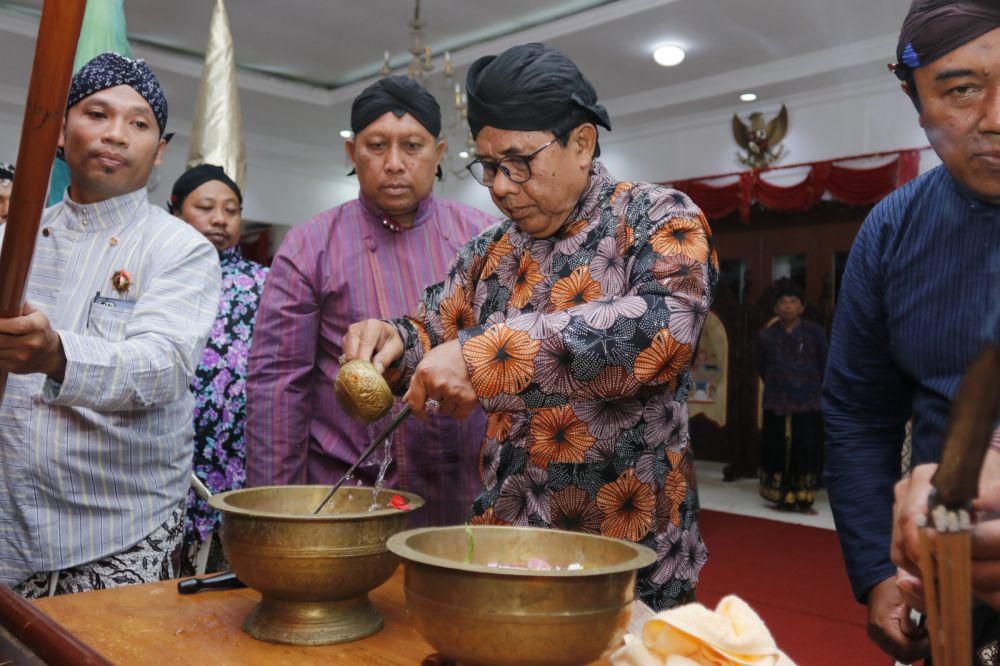 Tradisi Mencuci Keris Malam 1 Suro, Ini Sejarah dan Maknanya