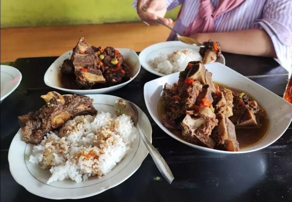 Tengkleng Hohah (instagram.com/tengklenghohah)